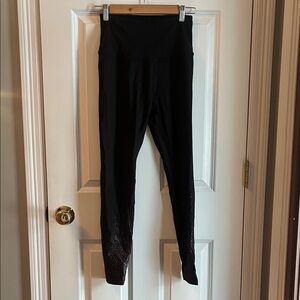 Beyond Yoga Black Logo Active leggings
